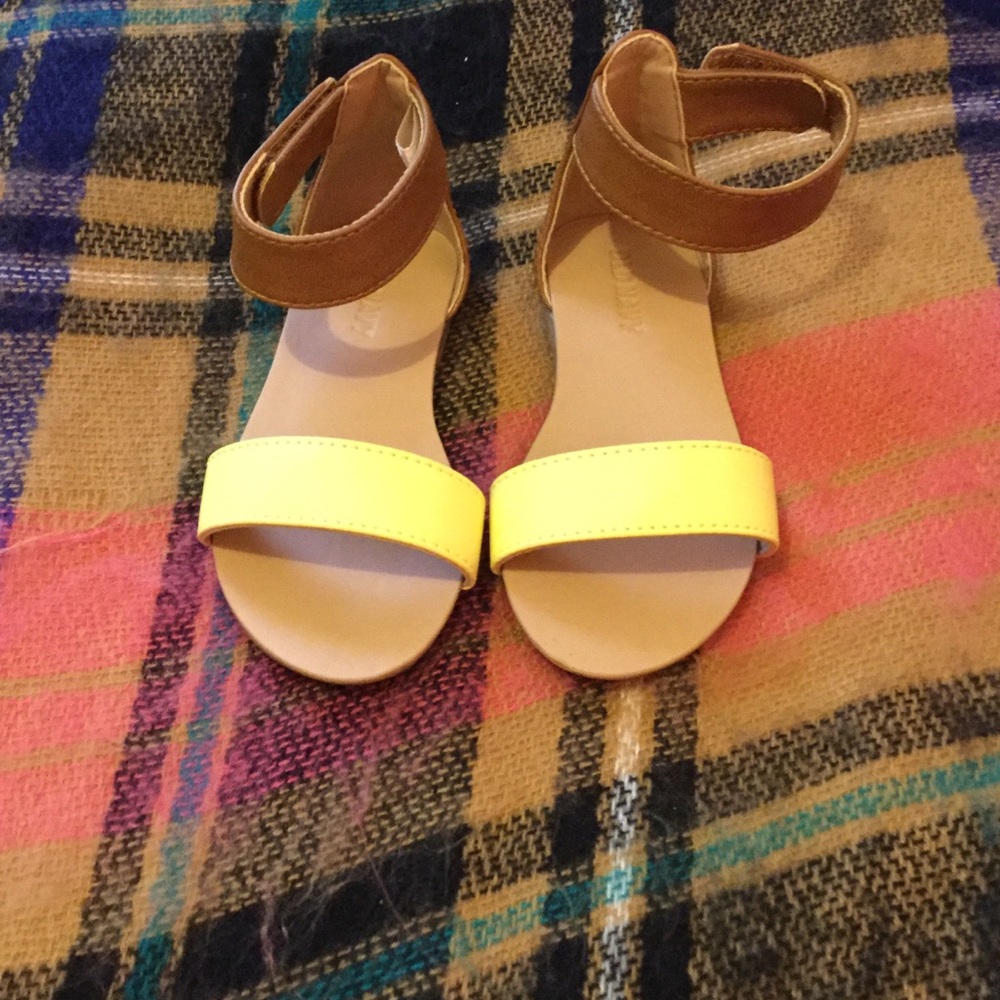 Toddler goIrl ankle strap sandals - Picture 3 of 3